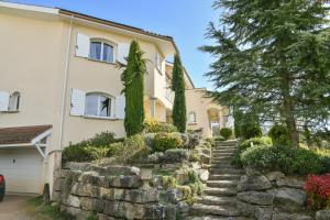 a house with a stone staircase in front of a house at Maison d'hotes Dolce Vita in Veyssilieu