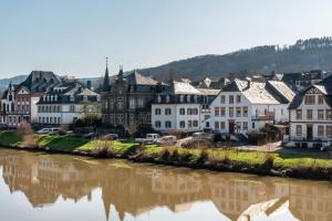 a town next to a river with buildings at Ferienwohnung 1 in Bernkastel-Kues