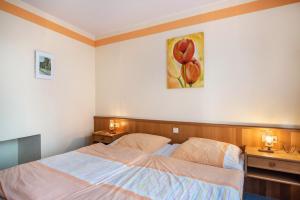 a bedroom with a bed and a painting on the wall at Ferienwohnung 1 in Bernkastel-Kues