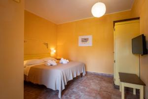 a room with a bed with towels on it at Rosaspina - Appartamento 5 in Capalbio +15 photos