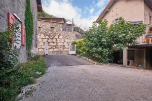an empty street in an alley between two buildings at Maison Dans Ancienne Forge in Noyarey