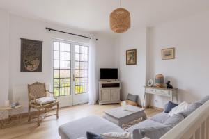 a living room with a couch and a tv at maison Amboise in Limeray