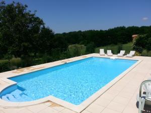 a swimming pool with chairs and a swimming pool at Terre De Pierres - Gite Améthyste in Saint-Geniès +11 photos