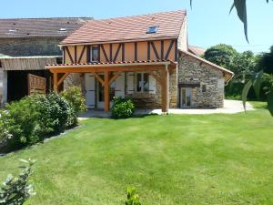 a house with a large yard in front of it at Terre De Pierres - Gite Améthyste in Saint-Geniès