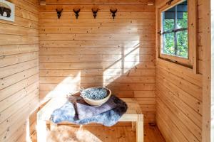 a wooden sauna with a bowl on a table at Auszeyt Edersee für Vier in Waldeck +36 photos