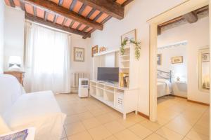 a bedroom with a bed and a tv in a room at Il Nido - Immersi Nell'arte in Lucca