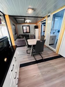 a dining room and kitchen in a tiny house at Tinyhaus 200 in Zadelsdorf