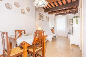 a kitchen and dining room with a table and chairs at Il Nido - Immersi Nell'arte in Lucca