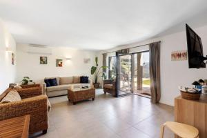 a living room with a couch and a tv at Casa Do Alago in Gove