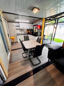 a kitchen and dining room of a tiny house at Tinyhaus 200 in Zadelsdorf