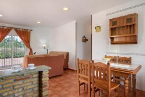 a kitchen and dining room with a table and chairs at Villa Perez Zara Carmelo in Campano