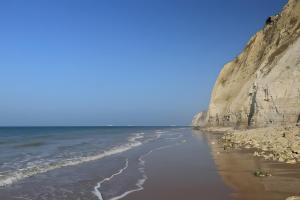 a view of the beach with a cliff at Gite 5 Pers proche Wimereux in Belle-et-Houllefort +14 photos