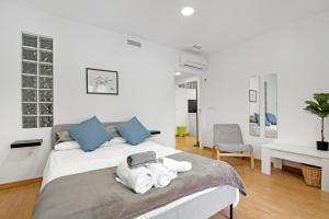a bedroom with a bed with towels on it at Ca L'Oliera in Denia