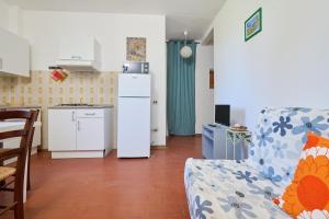 a living room with a couch and a kitchen at Mare Etrusco 5 in Populonia