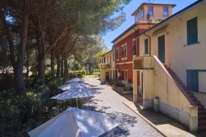 two umbrellas sitting on a street next to a building at Mare Etrusco 5 in Populonia