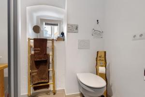 a bathroom with a toilet in a room at Stub'n Herbert in Waischenfeld +23 photos