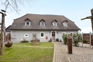 a large white house with a brick driveway at Stub'n Herbert in Waischenfeld