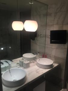 a bathroom with two sinks and a large mirror at Stunning 1 bedroom suite in Las Vegas