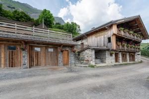a house with flowers on the side of it at Gite Les Clapières in La Giettaz