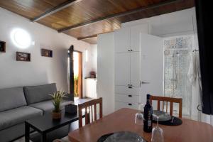 a living room with a table and a couch at Ca' Navarro in Vega de San Mateo