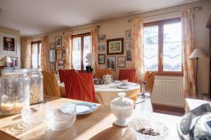 a dining room with a table with chairs and a dining room at Bienvenue-Willkommen in Boersch