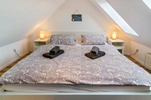 a bedroom with a bed with two hats on it at Ferienwohnung Boje 20 in Schillig