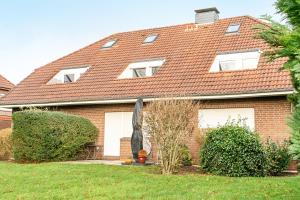 a red brick house with a red roof at Meeresfeeling in Horumersiel in Horumersiel