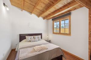 a bedroom with a large bed with a window at Casinha Saragoça e Vergueiro in Ponte de Vagos +16 photos