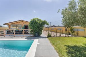 a villa with a swimming pool and a house at Casinha Saragoça e Vergueiro in Ponte de Vagos