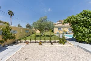 a house with a garden and a swimming pool at Casinha Saragoça e Vergueiro in Ponte de Vagos
