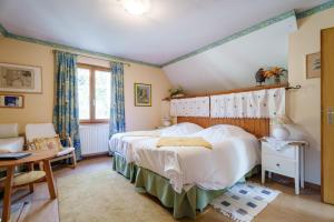 a bedroom with a large bed and a table at Bienvenue-Willkommen in Boersch