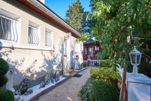 a house with a courtyard with an apple tree at Au printemps Japonais in Pierre-Châtel