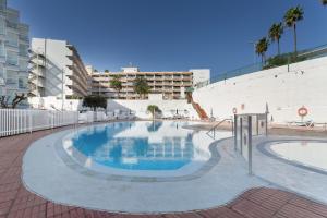 a swimming pool in the middle of a building at Estudio Yumbo Playa Del Ingles in San Bartolomé