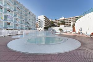 a small pool in the middle of a building at Estudio Yumbo Playa Del Ingles in San Bartolomé