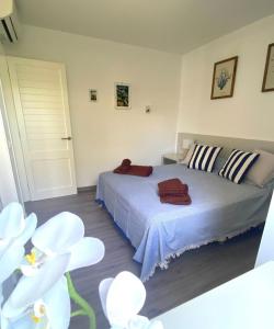 a bedroom with a bed and white flowers at Villa los Tres Menorca in Cala en Bosc