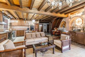 a kitchen and living room with a couch and a table at El Rincón de Hornuez in Moral