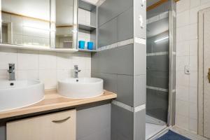 a bathroom with two sinks and a shower at Ferienwohnung mit Aufenthaltsraum in Ruhland +16 photos