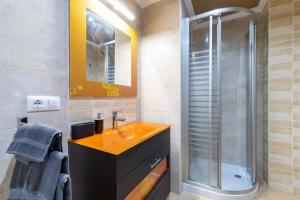 a bathroom with a sink and a shower at Apartamento Brétema in Meaño +20 photos