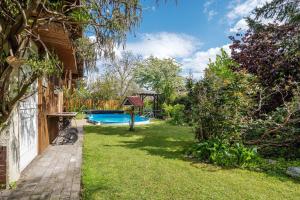 a yard with a swimming pool and a fence at Ferienwohnung mit Aufenthaltsraum in Ruhland