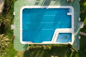 an overhead view of a large swimming pool at Estudio Bloque 84 in Torrox