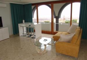 a living room with a couch and a table at Villa Bea ii in San Bartolomé