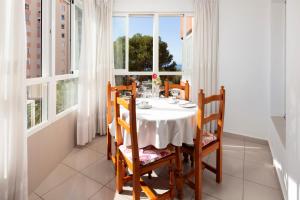 a dining room with a table and chairs and a window at Estudio Bloque 84 in Torrox
