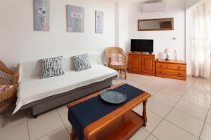 a living room with a couch and a tv at Estudio Bloque 84 in Torrox