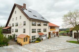 ein Bild eines Gebäudes mit Solarmodulen darauf in der Unterkunft Ferienhaus Heerlichkeit in Löffingen