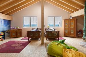 ein Wohnzimmer mit Holzmöbeln und Fenstern in der Unterkunft Ferienhaus Heerlichkeit in Löffingen