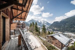 a balcony with a view of the mountains at Martonne - haut Roca immobilier in Châtel