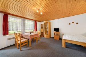 a dining room with a table and chairs and a window at Bungalow 4 - Kimbucht in Reichendorf
