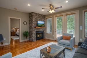 ein Wohnzimmer mit Sofa und Kamin in der Unterkunft Brevard Basecamp · Brevard Basecamp fireplace in Primary BR in Brevard