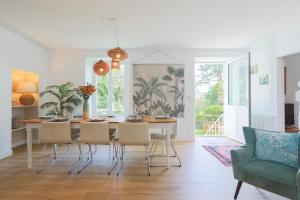 a dining room with a table and chairs at Ker Lotig in Locquirec