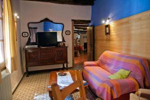 a living room with a couch and a mirror at Casa Jara in Azuara